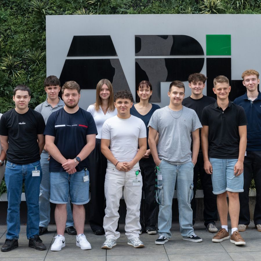 Zehn neue Auszubildende von APL am ersten Ausbildungstag 2026 in Landau